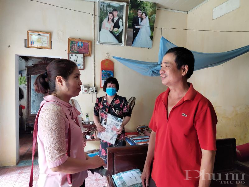 Ông Nguyễn Đức Vui chồng bà Bích cảm ơn sự quan tâm giúp đỡ của Báo Phụ nữ Thủ đô đã dành tình cảm đặc biệt với gia đình