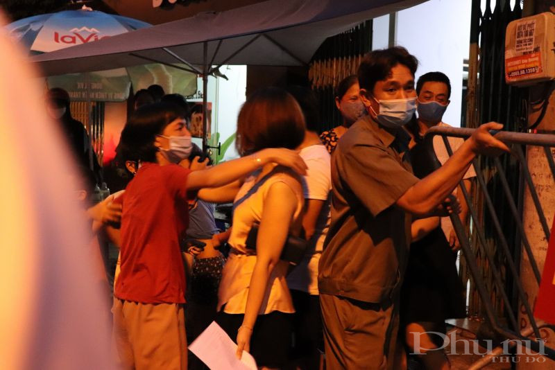 Người dân "tay bắt mặt mừng" vì được dỡ cách ly, nhưng vẫn phải tuân thủ các phương pháp phòng dịch, đeo khẩu trang và tiếp tục hạn chế tiếp xúc.