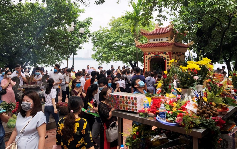 Phủ Tây Hồ quá tải người đến lễ bái trong ngày 1-7 âm lịch. Phủ Tây Hồ quá tải người đến lễ bái trong ngày 1-7 âm lịch.