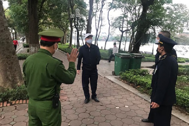Các lực lượng chức năng nhắc nhở người dân đeo khẩu trang ở nơi công cộng và hạn chế tiếp xúc, giữ khoảng cách an toàn tối thiểu là 2m. Các lực lượng chức năng nhắc nhở người dân đeo khẩu trang ở nơi công cộng và hạn chế tiếp xúc, giữ khoảng cách an toàn tối thiểu là 2m.