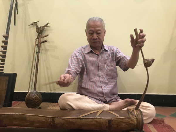 NSND Xuân Hoạch bên cây đàn bầu, đàn hồ do ông tự chế tác