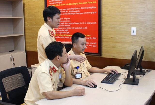 Cảnh sát giao thông quan sát qua camera để áp dụng biện pháp phạt nguội đối với người tham gia giao thông. Cảnh sát giao thông quan sát qua camera để áp dụng biện pháp phạt nguội đối với người tham gia giao thông.