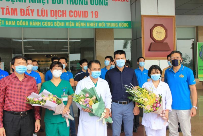 Các y, bác sĩ trong tổ y tế của BV Nhiệt đới TƯ tham gia chuyến bay đón công dân về nước. Các y, bác sĩ trong tổ y tế của BV Nhiệt đới TƯ tham gia chuyến bay đón công dân về nước.