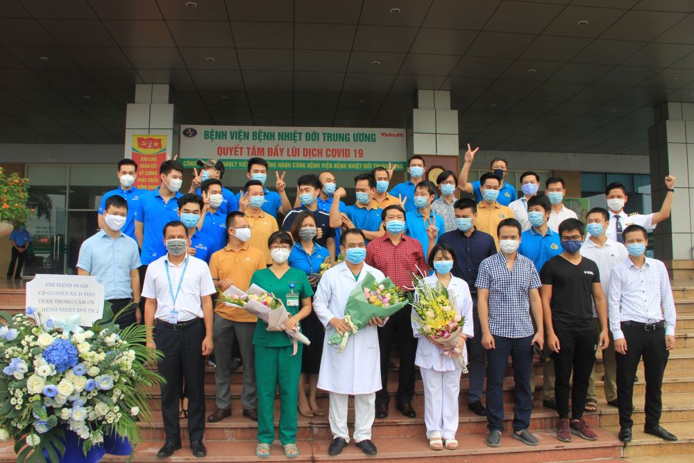 Sau 3 tuần theo dõi cách ly, với 3 lần xét nghiệm âm tính với SARS-CoV-2, các thành viên trong đoàn đón công dân từ Guine xích đạo về nước chính thức được xuất viện. Sau 3 tuần theo dõi cách ly, với 3 lần xét nghiệm âm tính với SARS-CoV-2, các thành viên trong đoàn đón công dân từ Guine xích đạo về nước chính thức được xuất viện.