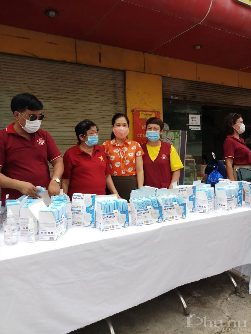 Trong đợt 2 phòng dịch Covid -19, Hội PN đã phát 2.000 khẩu trang y tế miễn phí cho người dân Trong đợt 2 phòng dịch Covid -19, Hội PN đã phát 2.000 khẩu trang y tế miễn phí cho người dân