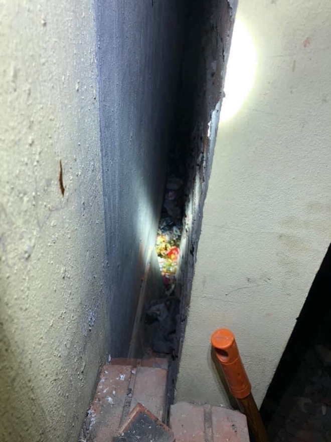 Khe tường nơi bé trai sơ sinh bị bỏ rơi Khe tường nơi bé trai sơ sinh bị bỏ rơi