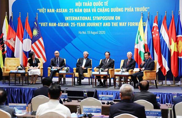 Các đại biểu, chuyên gia dự phiên thứ nhất với nội dung ASEAN-Việt Nam: 25 năm qua và chặng đường phía trước. (Ảnh: Lâm Khánh/TTXVN) Các đại biểu, chuyên gia dự phiên thứ nhất với nội dung ASEAN-Việt Nam: 25 năm qua và chặng đường phía trước. (Ảnh: Lâm Khánh/TTXVN)