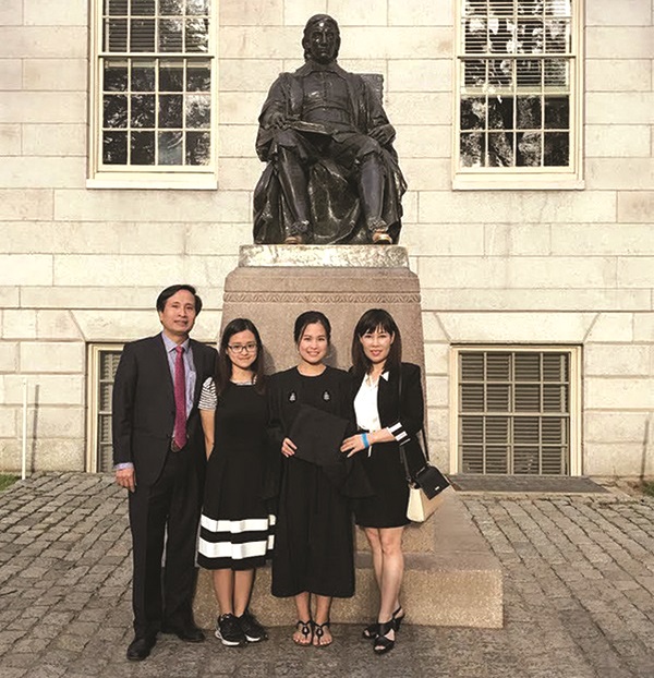Gia đình bác sĩ Hà, hai cô con gái đang học tại Havard