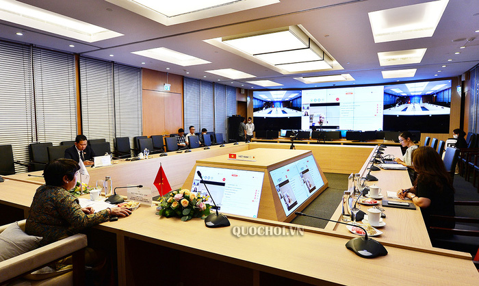 Chủ nhiệm Uỷ ban Về các vấn đề xã hội Nguyễn Thuý Anh tham dự Hội nghị trực tuyến điểm cầu tại Việt Nam. Ảnh: quochoi.vn