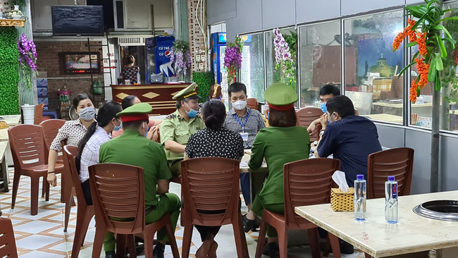 Cơ quan công an và Đội quản lý thị trường làm việc với nhà hàng Nhắng nướng Cơ quan công an và Đội quản lý thị trường làm việc với nhà hàng Nhắng nướng