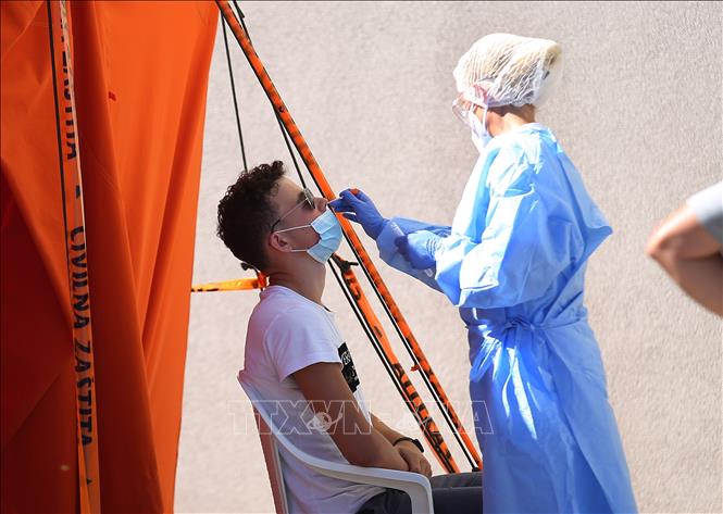 Nhân viên y tế lấy mẫu xét nghiệm COVID-19 tại Sibenik, Croatia ngày 20/8. Ảnh: THX/TTXVN