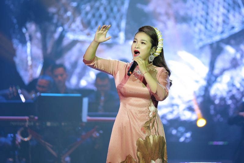 Quán quân Sao mai dòng thính phòng Đỗ Tố Hoa với 