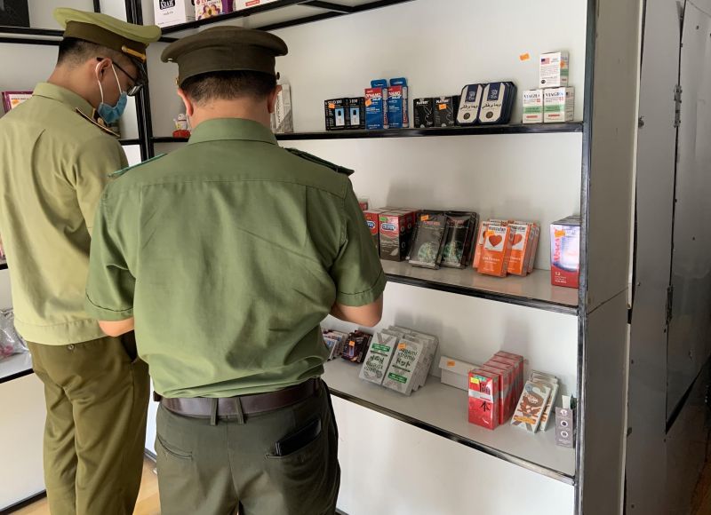 Cán bộ Đoàn kiểm tra kiểm tra hàng hóa vi phạm Cán bộ Đoàn kiểm tra kiểm tra hàng hóa vi phạm