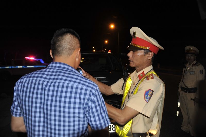 Lực lượng CSGT kiểm tra nồng độ cồn người tham gia giao thông