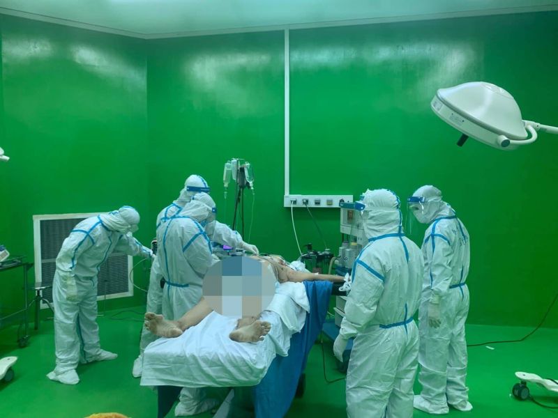 C&aacute;c b&aacute;c sĩ tiến h&agrave;nh phẫu thuật cho BN 888 ngay giữa t&acirc;m dịch Đ&agrave; Nẵng.