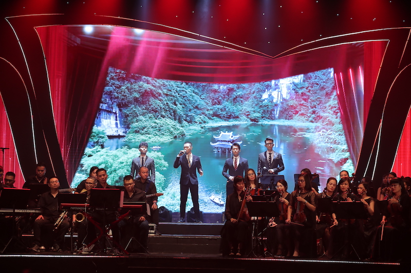 Nhóm nhạc Oplus mở màn với ca khúc 