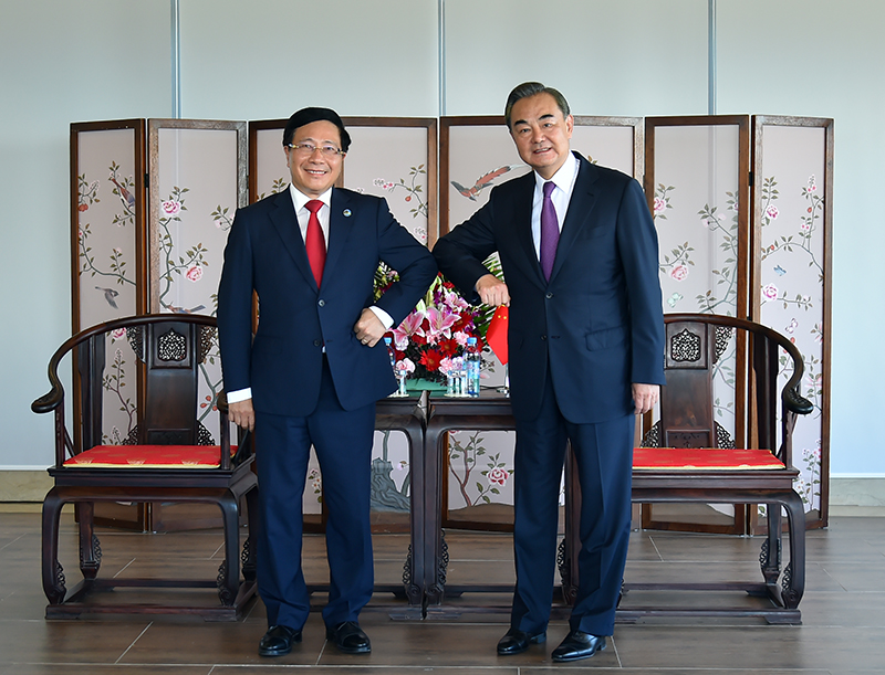 Ph&oacute; Thủ tướng, Bộ trưởng Ngoại giao Phạm B&igrave;nh Minh v&agrave; Ủy vi&ecirc;n Quốc vụ, Bộ trưởng Ngoại giao Trung Quốc Vương Nghị đ&atilde; trao đổi về t&igrave;nh h&igrave;nh v&agrave; c&aacute;c biện ph&aacute;p th&uacute;c đẩy quan hệ hai nước trong thời gian tới. Ảnh: VGP/Hải Minh