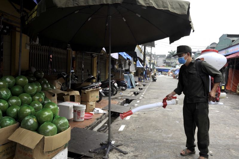 Việc phun khử khuẩn xung quanh chợ được thực hiện từ 1 - 2 lần mỗi ngày