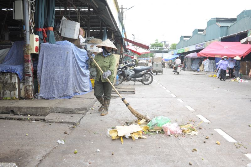 Mỗi sáng thứ 7 hàng tuần, toàn bộ các  tiểu thương sẽ thực hiện tổng vệ sinh môi trường cho chợ được sạch đẹp, văn minh, phòng chống dịch bệnh.