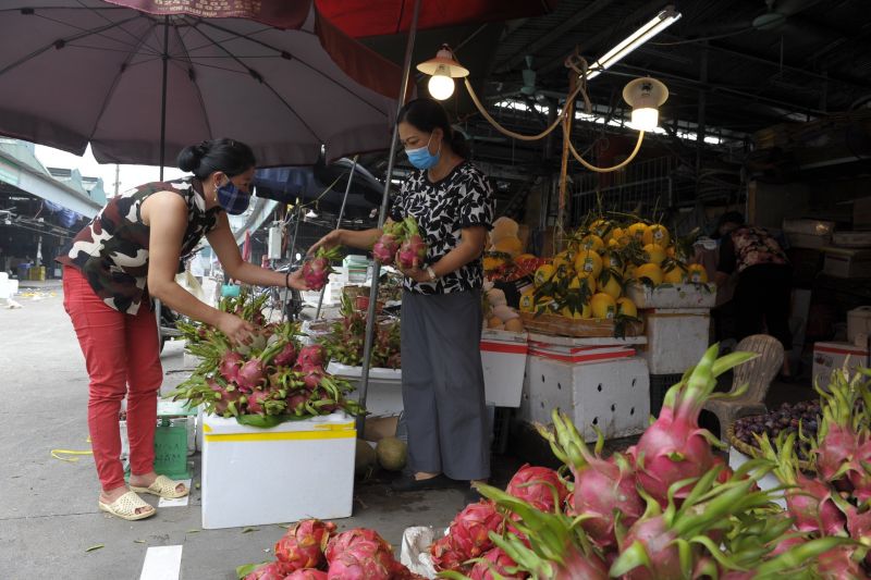 Tất cả các tiểu thương, người lao động tại chợ đều đã trang bị khẩu trang, rửa tay sát khuẩn thường xuyên
