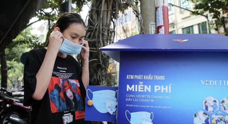 ATM khẩu trang miễn phí đầu tiên của Hà Nội - ảnh 1