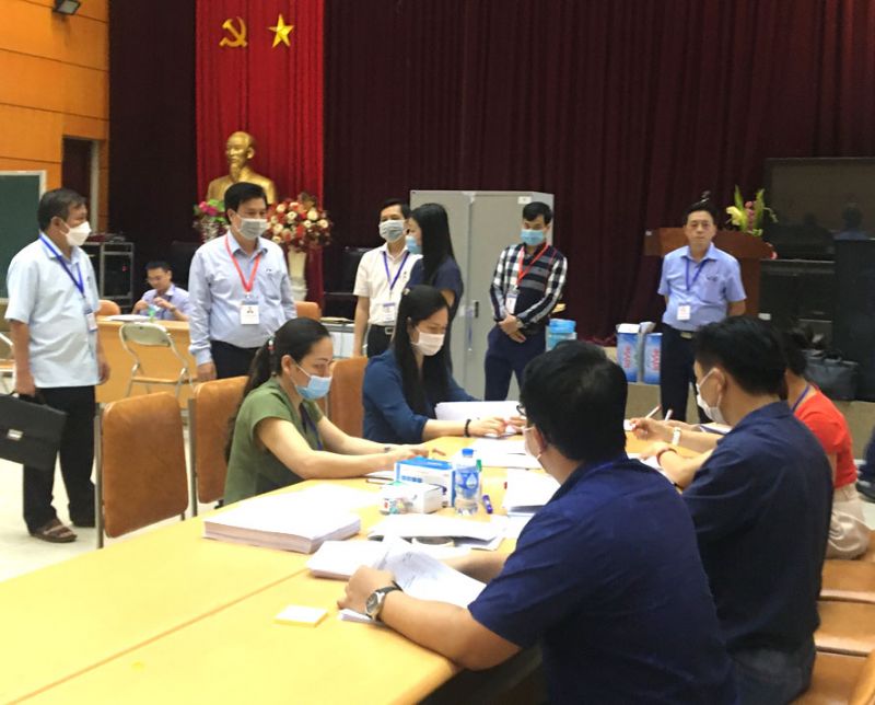 Thứ trưởng Bộ Giáo dục và Đào tạo Nguyễn Hữu Độ kiểm tra công tác chấm thi tốt nghiệp trung học phổ thông năm 2020 tại Hà Nội. Ảnh: Báo Hà Nội Mới Thứ trưởng Bộ Giáo dục và Đào tạo Nguyễn Hữu Độ kiểm tra công tác chấm thi tốt nghiệp trung học phổ thông năm 2020 tại Hà Nội. Ảnh: Báo Hà Nội Mới