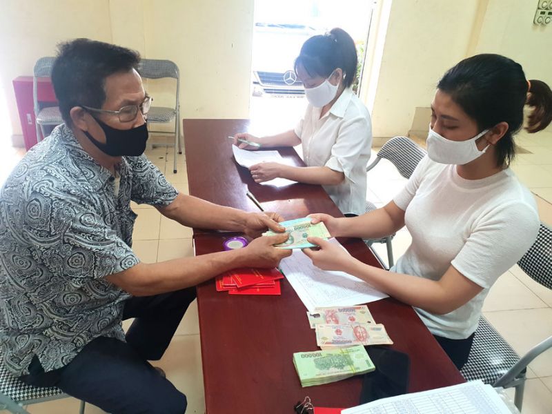 Trao kinh phí hỗ trợ an sinh xã hội cho người dân có hoàn cảnh khó khăn tại phường Phúc Diễn (quận Bắc Từ Liêm).