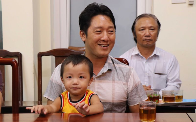 Ch&aacute;u Nguyễn Cao Gia Bảo v&agrave; bố.