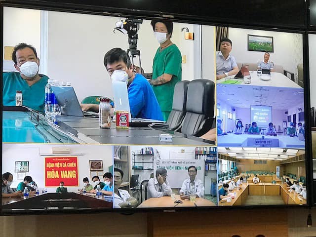 Các chuyên gia hội chẩn về tình hình bệnh nhân covid-19 nặng.