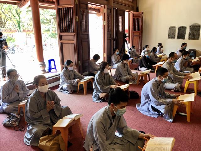 Hình thức thực hiện khóa lễ online đã từng được thực hiện tại nhiều chùa. Ảnh khóa lễ tụng kinh Online hướng về kỷ niệm ngày Bồ Tát Quán Thế Âm thành Đạo (ngày 8/8/2020) tại chùa Bằng (số 63 phố Bằng Liệt, phường Hoàng Liệt, quận Hoàng Mai, thành phố Hà Nội). Ảnh: phattuvietnam.net
