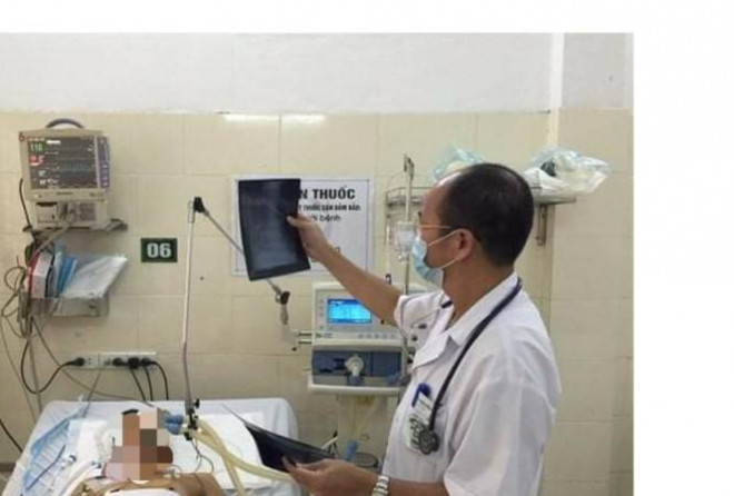 TS. Đỗ Duy Cường, Giám đốc Trung tâm Bệnh Nhiệt đới (BV Bạch Mai) đang điều trị ca SXH