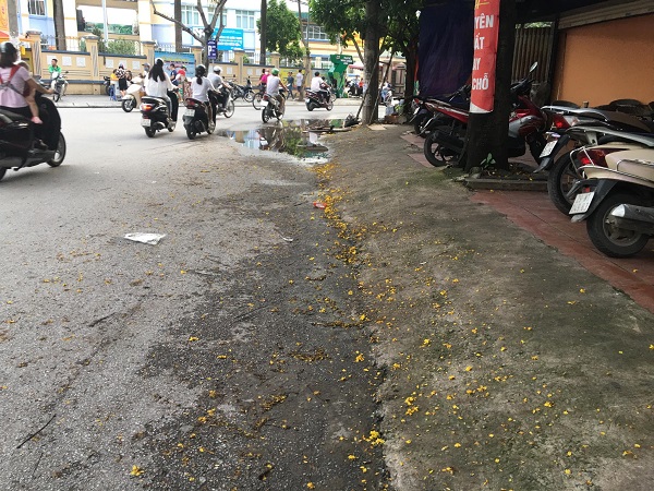 Cầu dẫn che kín phần cống thoát nước tại phố Hồ Đền Lừ