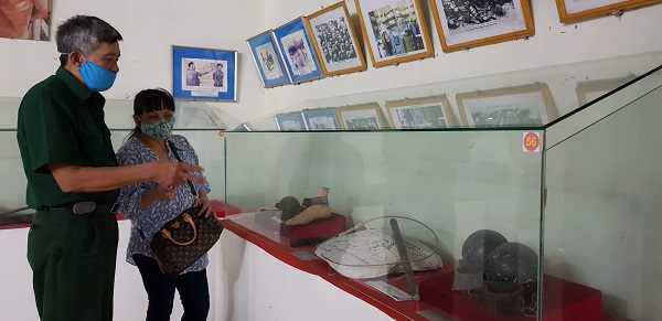 Ông Kiều Văn Uỵch giới thiệu tại khu trưng bày Ông Kiều Văn Uỵch giới thiệu tại khu trưng bày