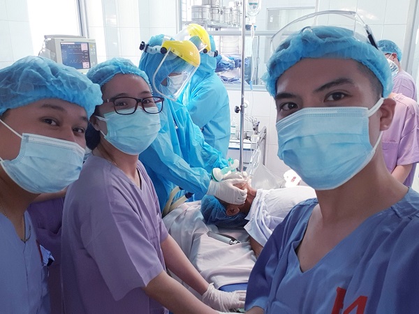 Đại úy, BS Nguyễn Anh Đức cùng đồng nghiệp trước khi thực hiện ca mổ cho bệnh nhân tại BV 19-8 Bộ Công an.