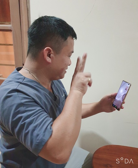 Tranh thủ 5-10 phút nghỉ ngơi buổi tối, BS Mạnh lại gọi điện thoại cho vợ, con để vơi đi nỗi nhớ nhà và có thêm động lực chống dịch.