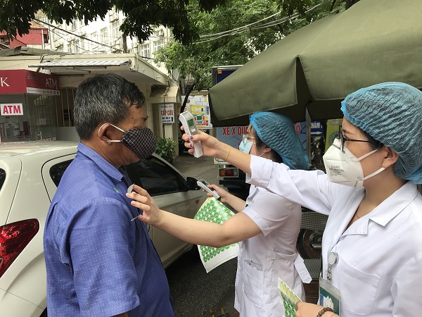 Người dân tới khám tại bệnh viện Phổi TƯ phải trải qua các bước sàng lọc, tuân thủ nghiêm quy định phòng, chống dịch Covid-19.