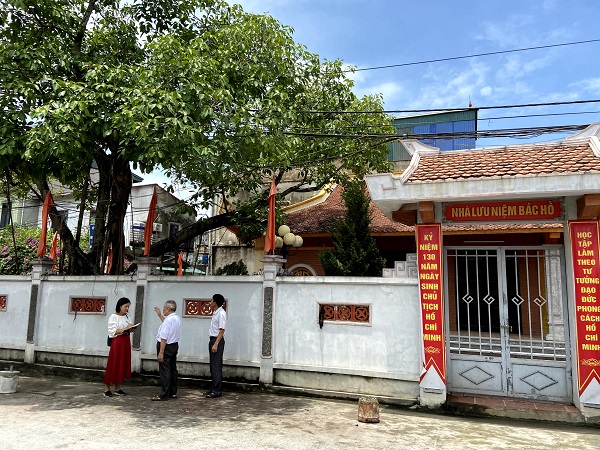Ông Nguyễn Khắc Quang (giữa) cho biết, nơi đây Chủ tịch Hồ Chí Minh đã ngồi nói chuyện với nhân dân và nay là nhà lưu niệm Bác Hồ Ông Nguyễn Khắc Quang (giữa) cho biết, nơi đây Chủ tịch Hồ Chí Minh đã ngồi nói chuyện với nhân dân và nay là nhà lưu niệm Bác Hồ