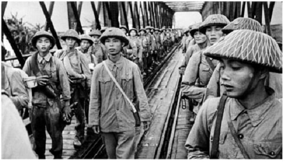 Hình ảnh một bài báo viết về Cách mạng tháng Tám của Việt Nam trên tờ Người Algeria yêu nước