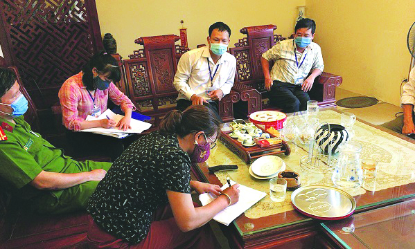 Với sự tích cực vận động của Hội LHPN, chính quyền xã Võng La, huyện Đông Anh, nhiều gia đình đã đồng thuận, hoãn đám cưới để phòng dịch