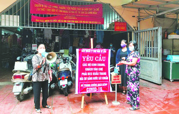 Cán bộ Hội Phụ nữ phường Văn Miếu, quận Đống Đa phối hợp cùng Đoàn TN sử dụng loa kéo tay tuyên truyền phòng chống dịch Covid-19