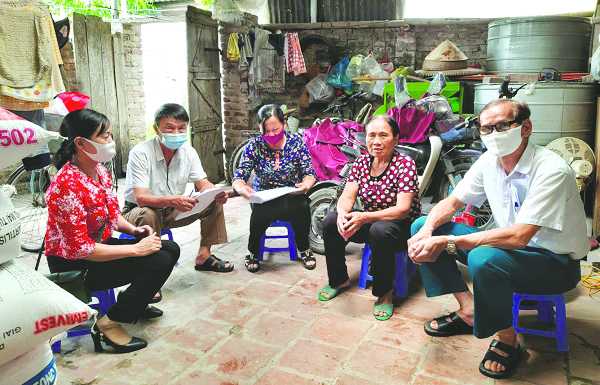 Cán bộ Hội, chính quyền địa phương xã Liên Hà, huyện Đông Anh đến vận động các gia đình hoãn đám cưới phòng chống dịch