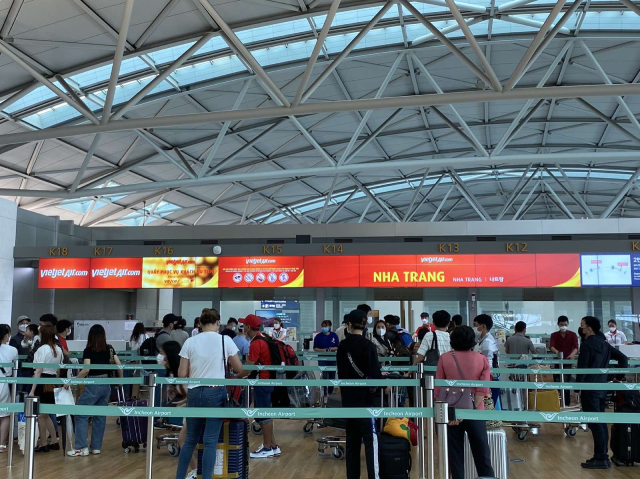 Đại sứ qu&aacute;n Việt Nam tại H&agrave;n Quốc đ&atilde; cử c&aacute;n bộ trực tiếp hỗ trợ c&ocirc;ng d&acirc;n tại s&acirc;n bay.