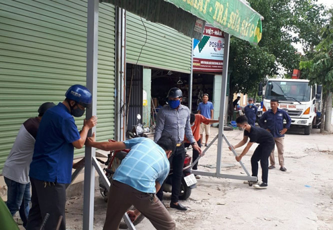 Lực lượng chức năng x&atilde; Đại &Aacute;ng (huyện Thanh Tr&igrave;) th&aacute;o dỡ vi phạm lấn chiếm vỉa h&egrave;.