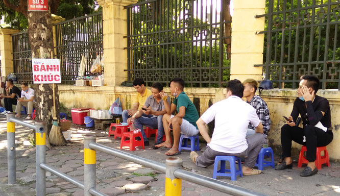 Vi phạm tại vỉa h&egrave; trước cổng Bệnh viện trung ương Qu&acirc;n đội 108.