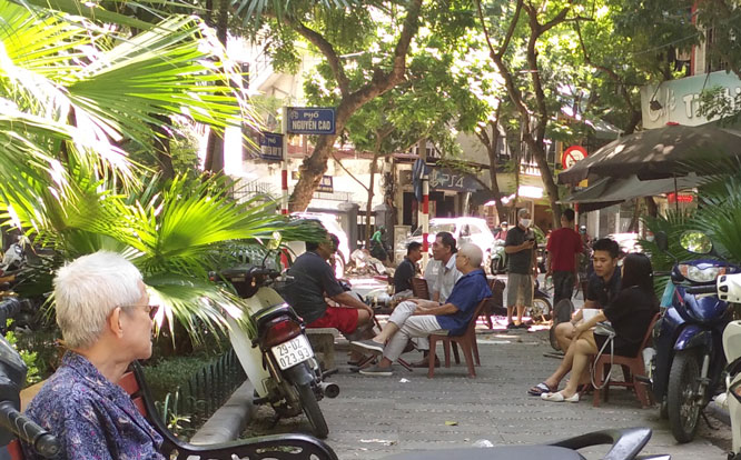 B&agrave;y h&agrave;ng qu&aacute;n la liệt tr&ecirc;n vườn hoa phố Nguyễn Cao (quận Hai B&agrave; Trưng).