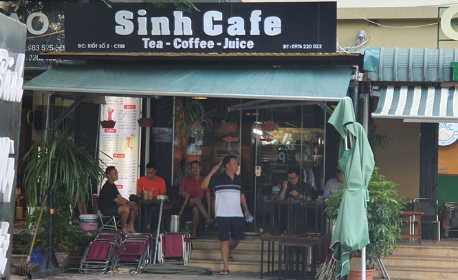 Qu&aacute;n Sinh Cafe (đường Nguyễn Khuyến, phường Văn Qu&aacute;n, H&agrave; Đ&ocirc;ng) kh&ocirc;ng thực hiện gi&atilde;n c&aacute;ch tối thiểu 1m.