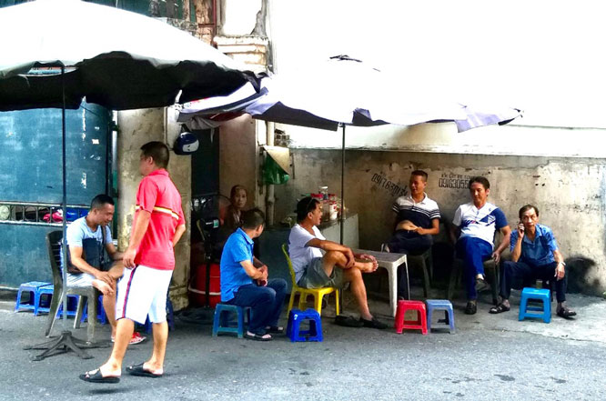 Qu&aacute;n tr&agrave; cạnh số 8 phố Trần Đăng Ninh (quận Cầu Giấy) vẫn hoạt động