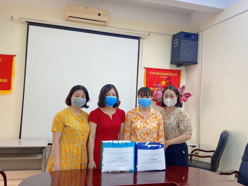 Hội LHPN phường Định Công: Đan móc len làm "tai giả" gửi tuyến đầu chống dịch Covid-19 - ảnh 6