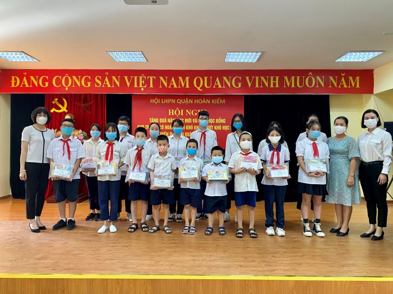 Năm 2020, Hội LHPN quận trao 18 suất quà và học bổng cho các học sinh khó khăn