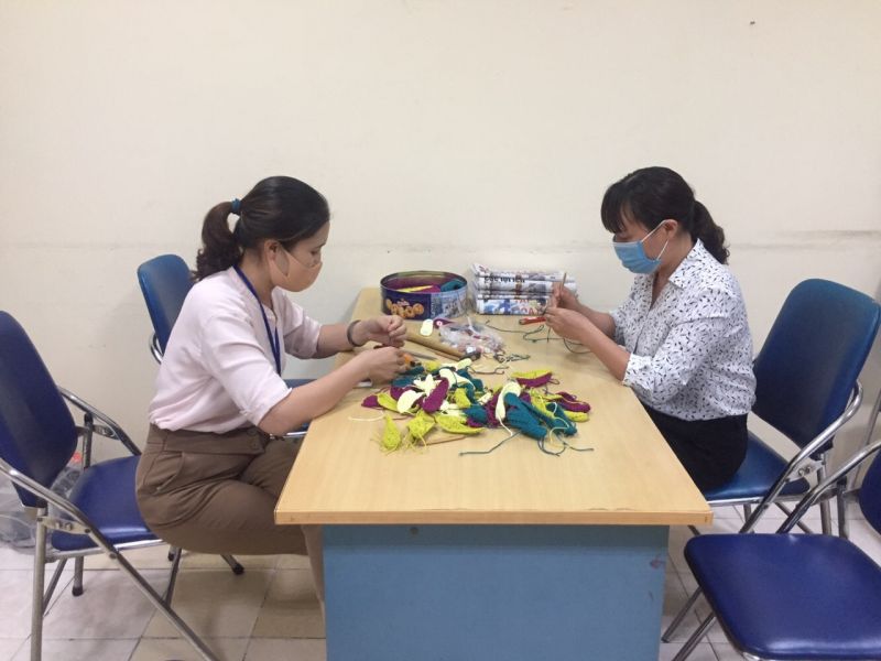 Tranh thủ giờ nghỉ c&aacute;c chị em lại tham gia đen len m&oacute;c 